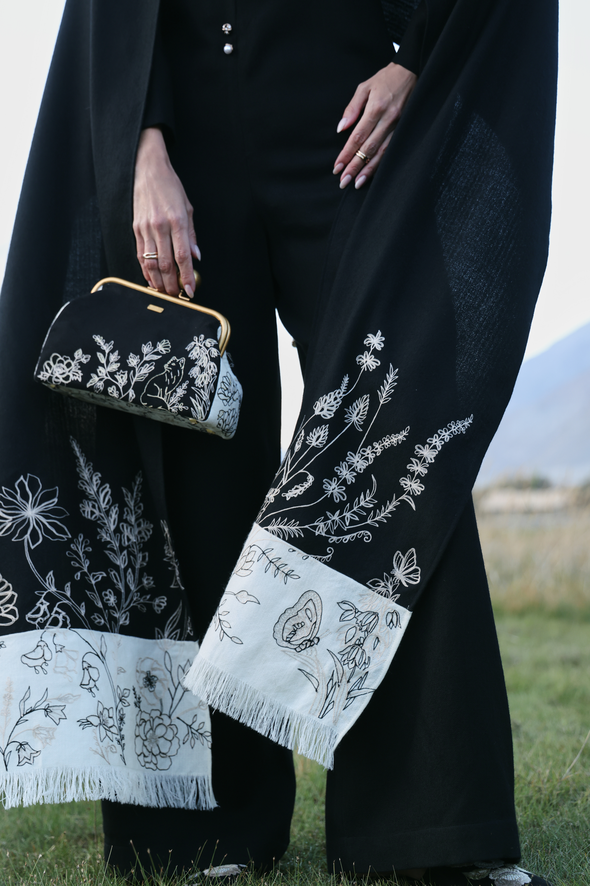 Hearth Woollen Shawl (Black & White)
