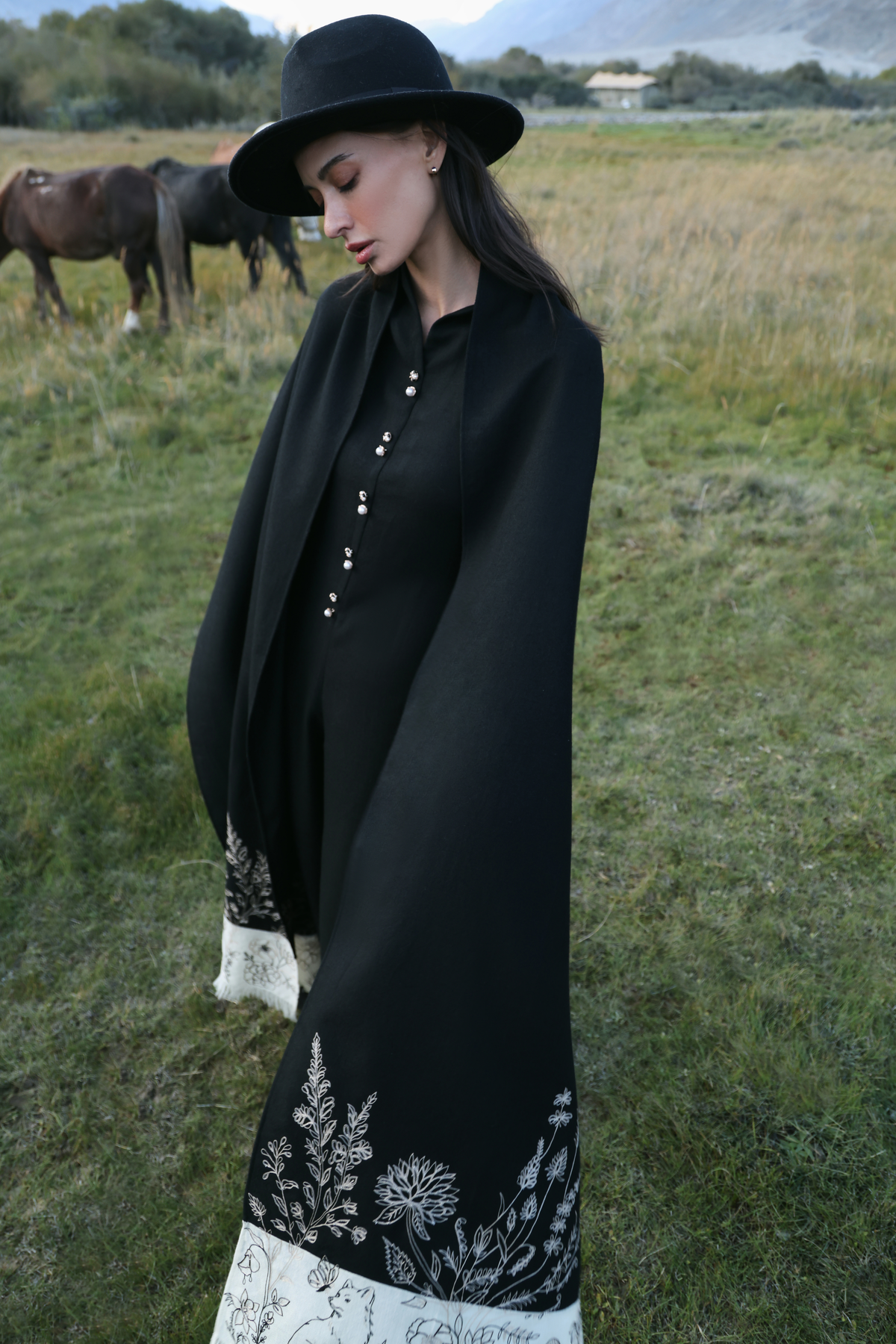 Hearth Woollen Shawl (Black & White)