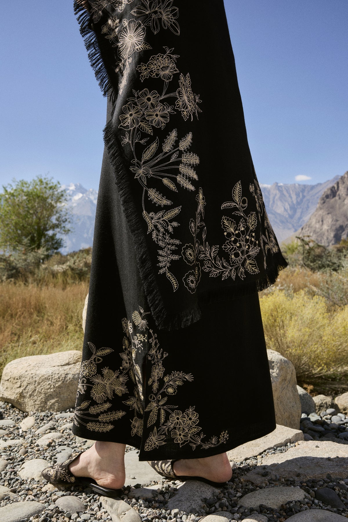 Juniper Woollen Square Scarf (Black)