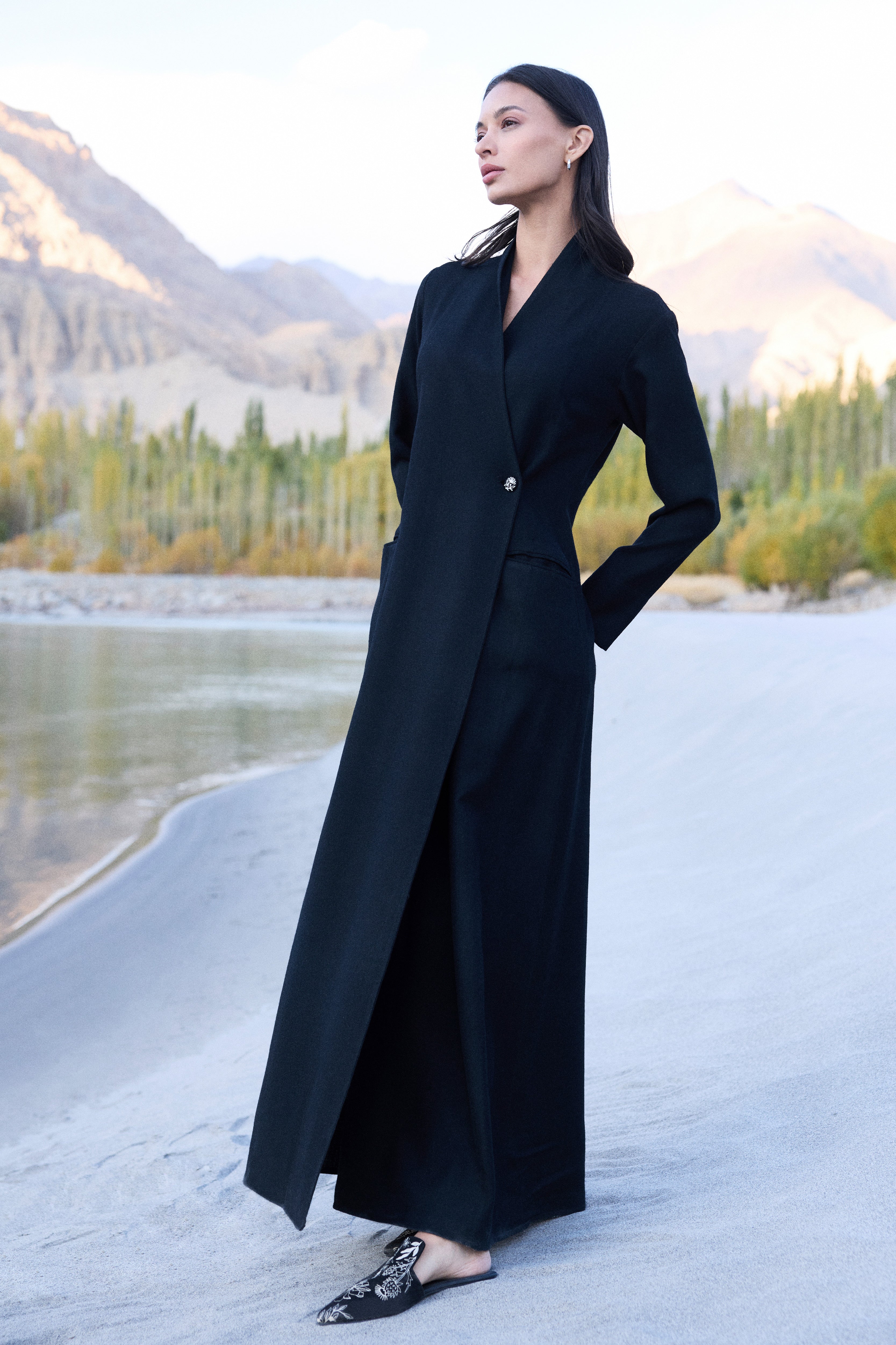 black overlay dress Floral Lace Maxi This black sheer overlay tulle dress is a light Moriri Woollen Overlay Dress (Black)