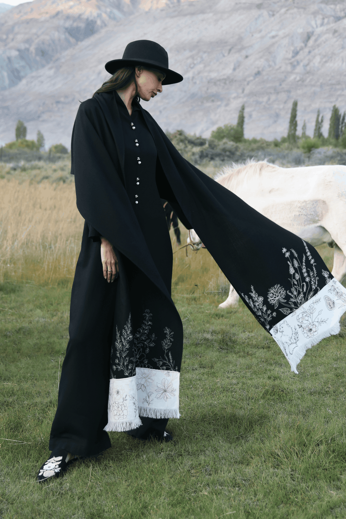 Hearth Woollen Shawl (Black & White)