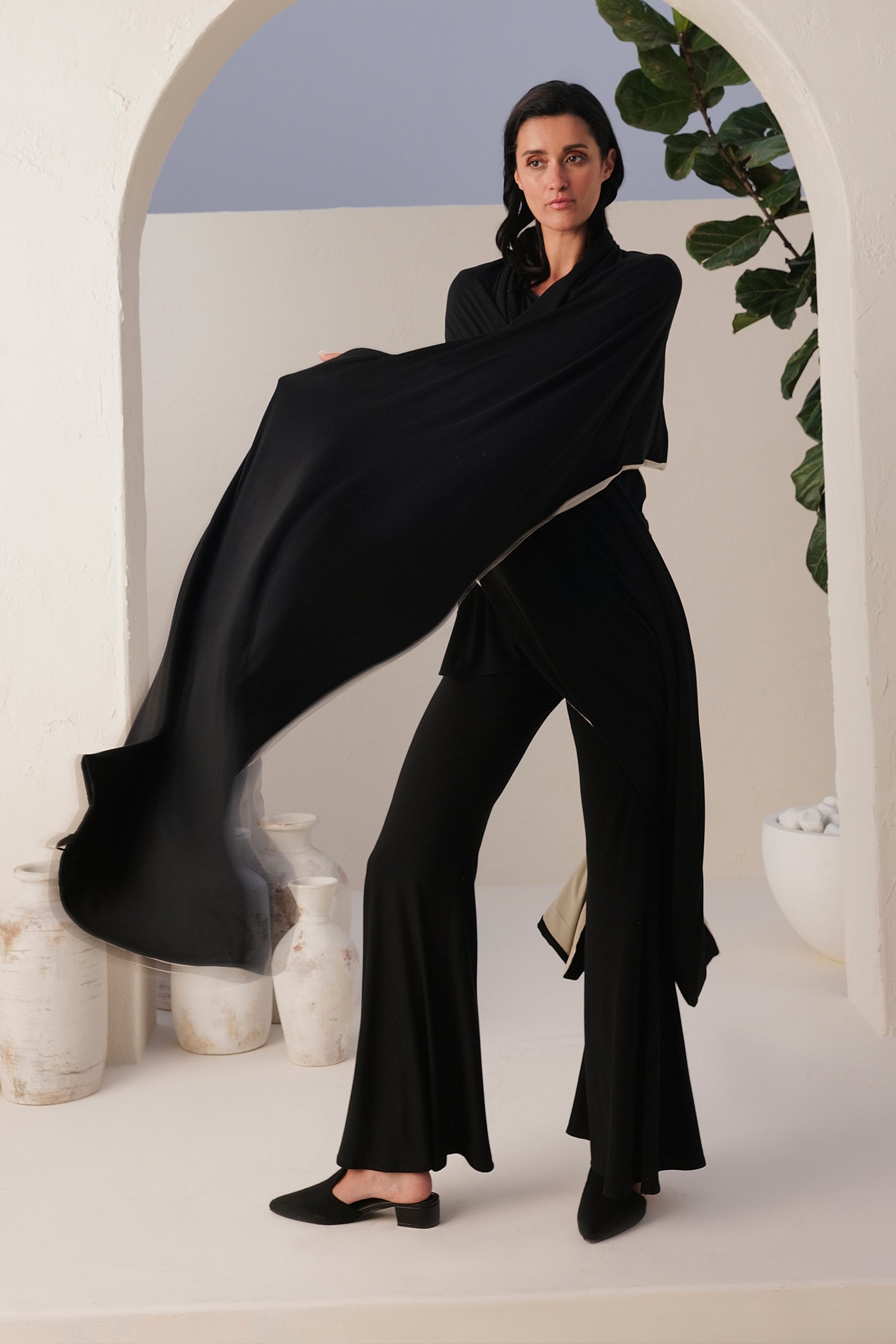 Sand Skin Reversible Shawl In Black & Natural
