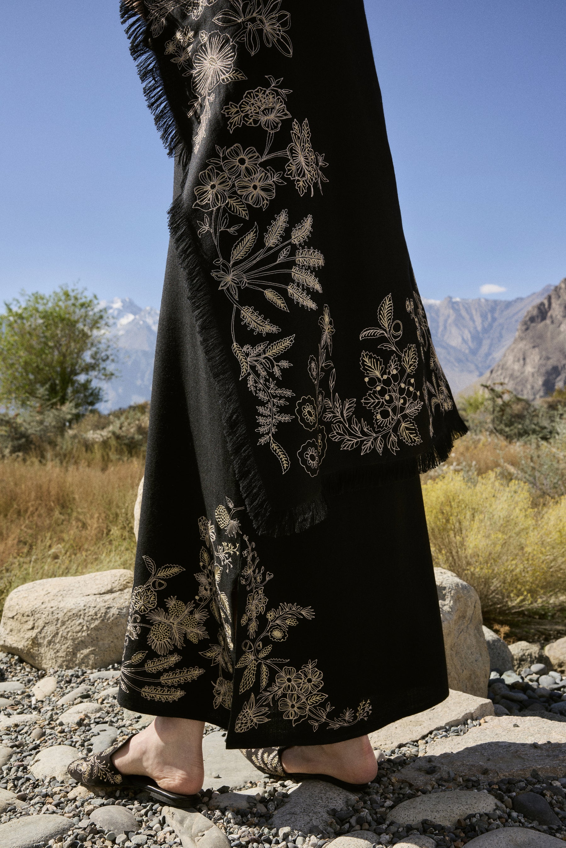 Juniper Woollen Square Scarf (Black)