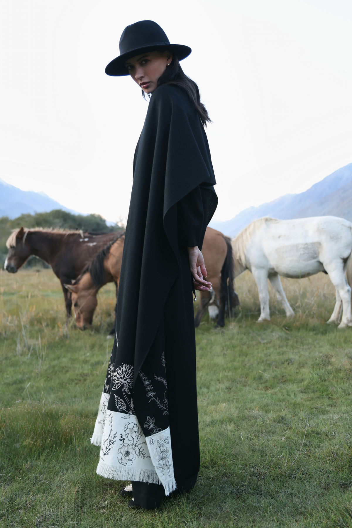 Hearth Woollen Shawl (Black & White)